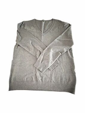 Arach & Cloz Size  XL Grey V-Neck Sweater Long Sleeve Fine Knit